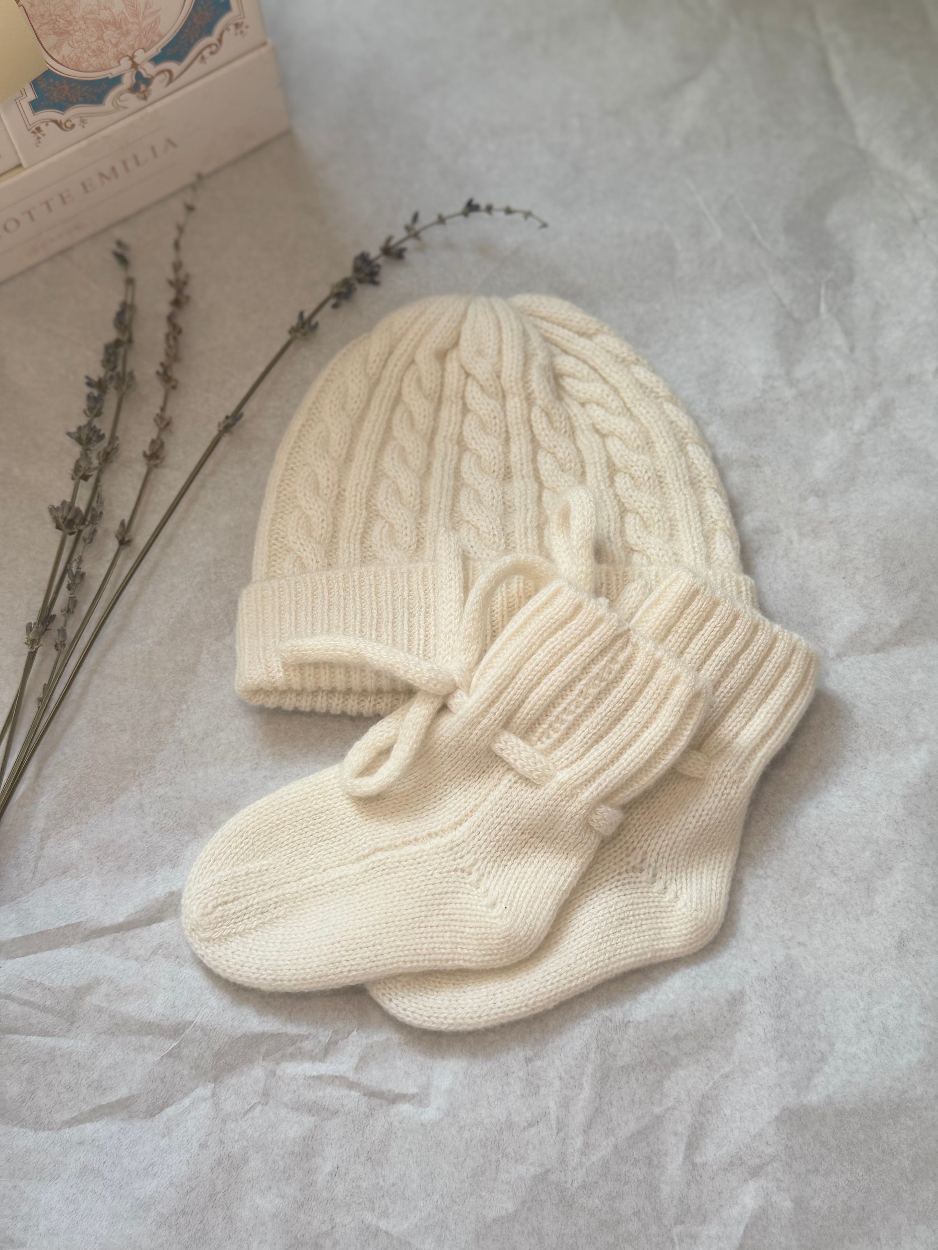Luxury baby gift set cashmere hat and booties newborn box